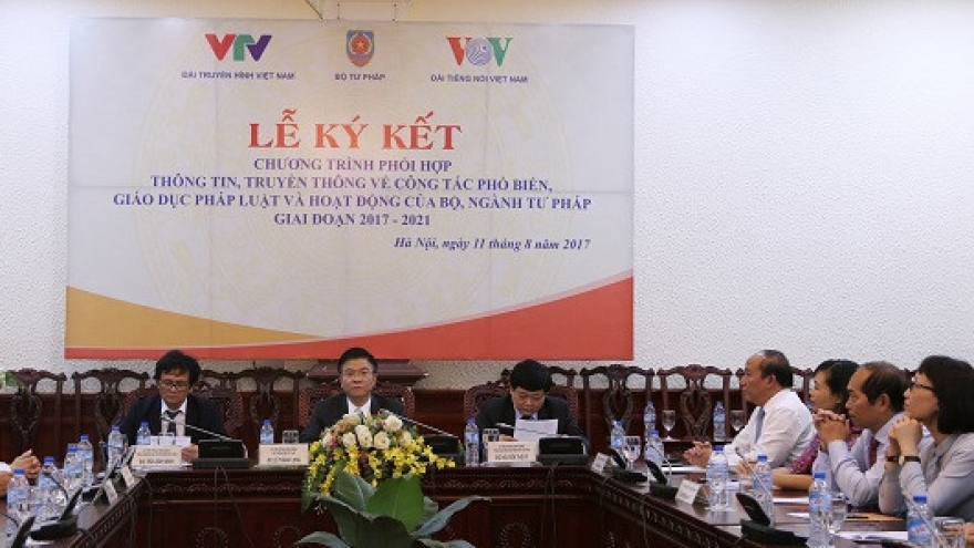 VOV, VTV, Justice Ministry sign communications coordination program
