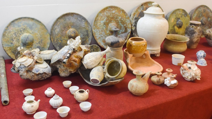 Quang Ngai hosts exhibition featuring treasures of ancient shipwrecks