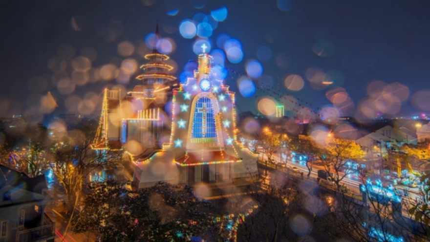 Travel in Hue City through the lens of a local photographer