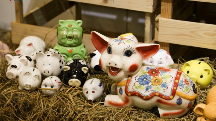 Pig-themed exhibition goes on show in Hanoi
