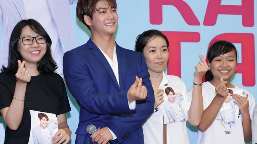 Korean stars show off buff bodies to Vietnamese fans 