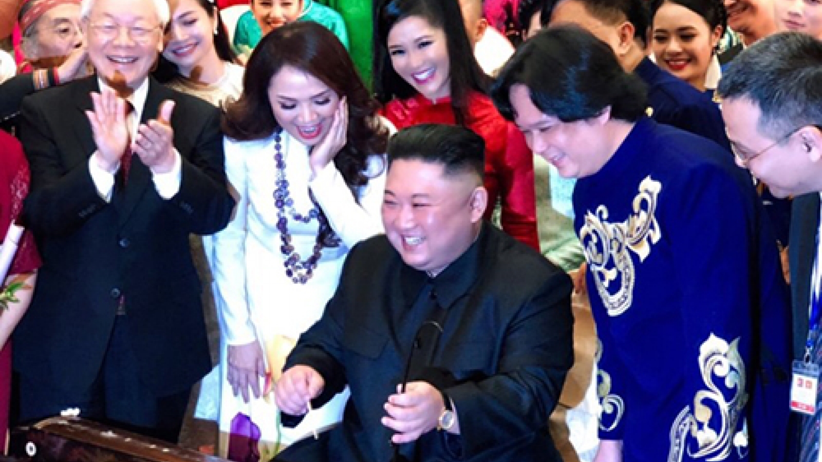 DPRK Chairman Kim Jong-un shares special moments with local artists