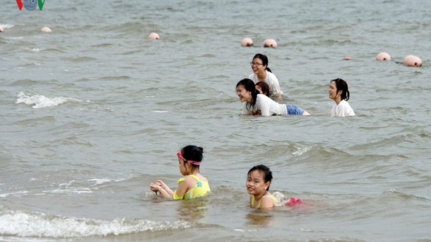 Tourists enjoy holiday in Quang Ninh as storm dissipates