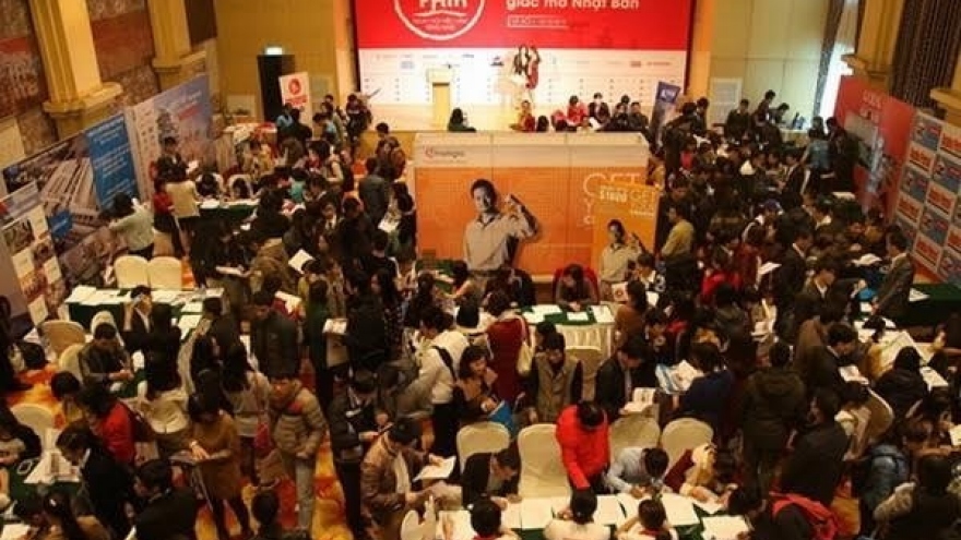 
        Japanese firms seek more staff
                              