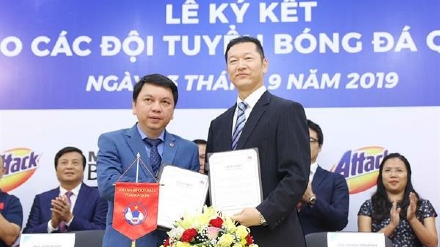 Kao Vietnam becomes sponsor of national football teams