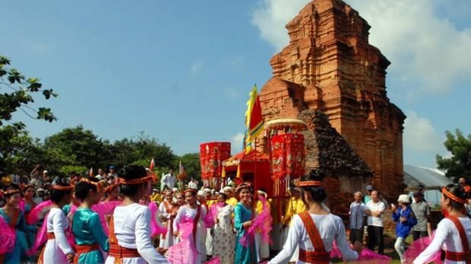 Binh Thuan leaders extend greetings to Cham Brahman community on Kate Festival