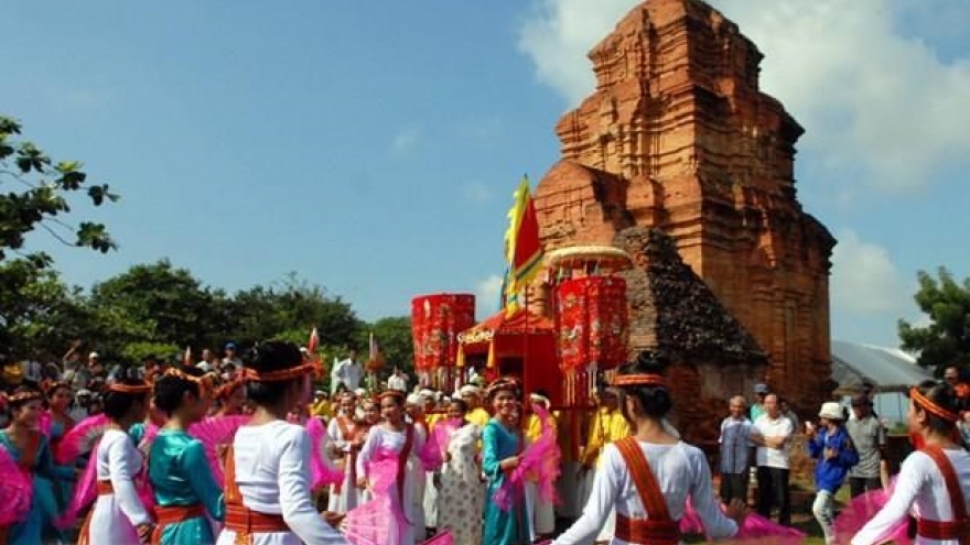 Binh Thuan leaders extend greetings to Cham Brahman community on Kate Festival