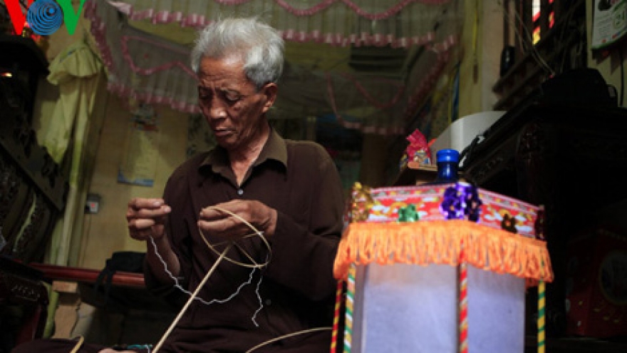 Making lanterns (den keo quan) in Cao Vien