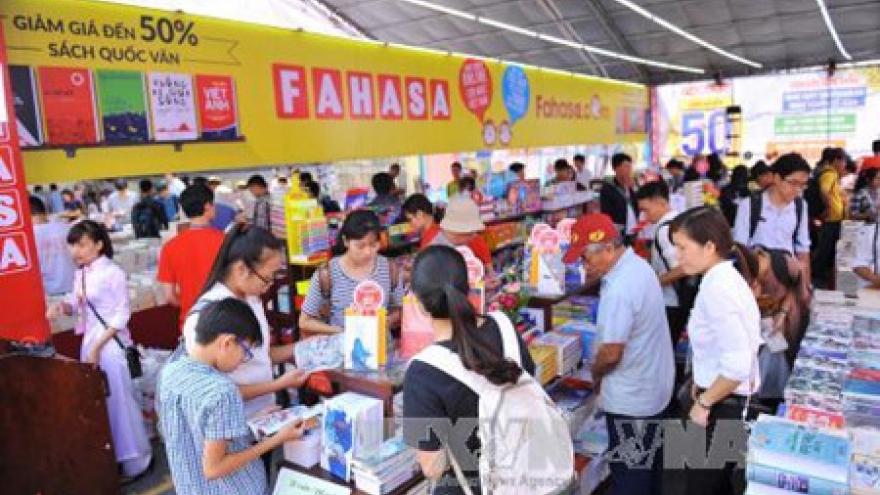 Hanoi Book Fair sportlights AEC, Truong Sa's life