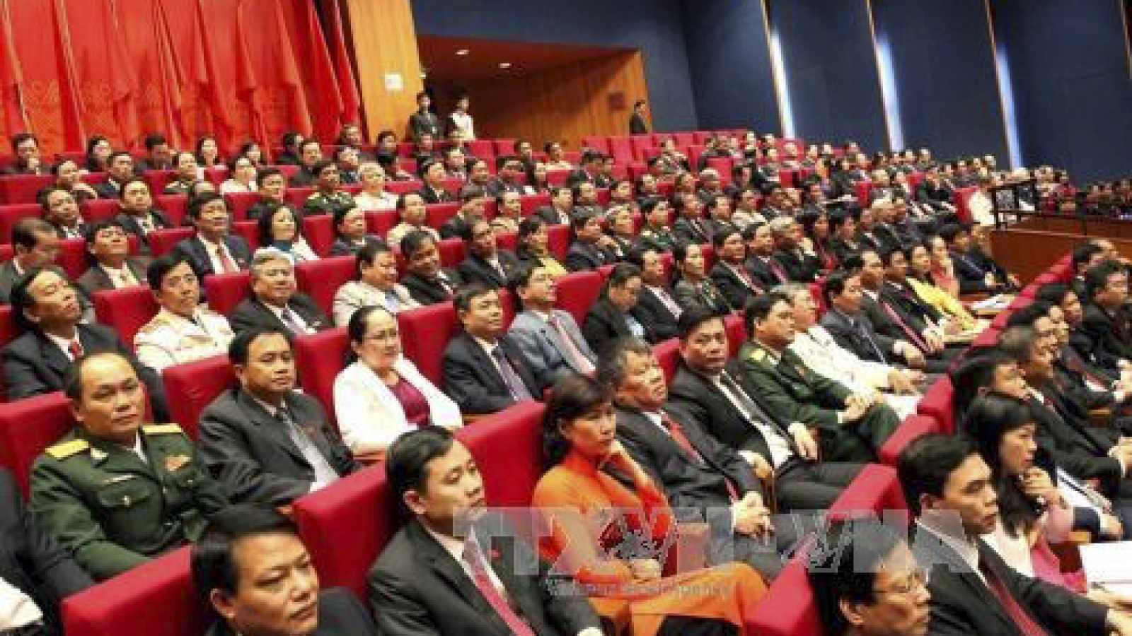 Delegates applaud draft documents at 12th National Party Congress
