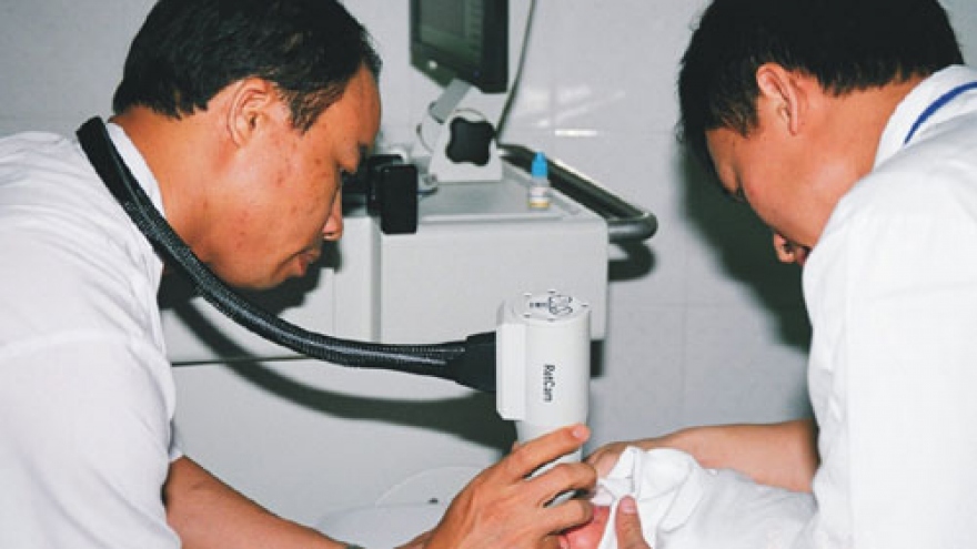 Orbis helps train Vietnam’s eye doctors