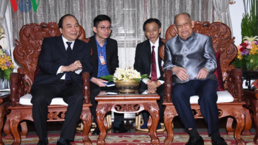 PM Phuc visits Lao former Party, State leaders