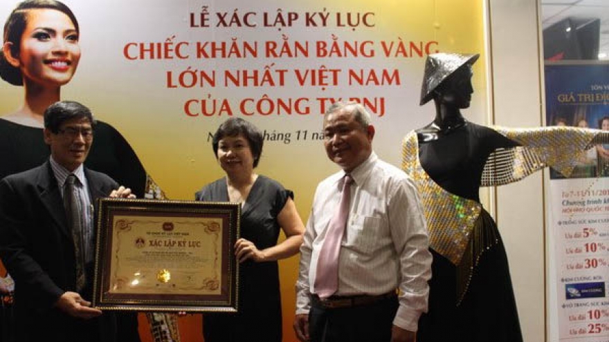Vietnam’s largest gold striped scarf recognised