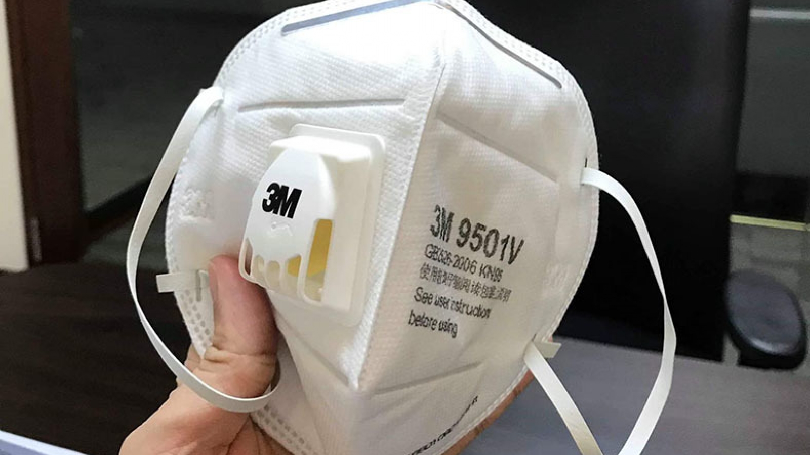 Hanoians flock to buy masks as air pollution worsens