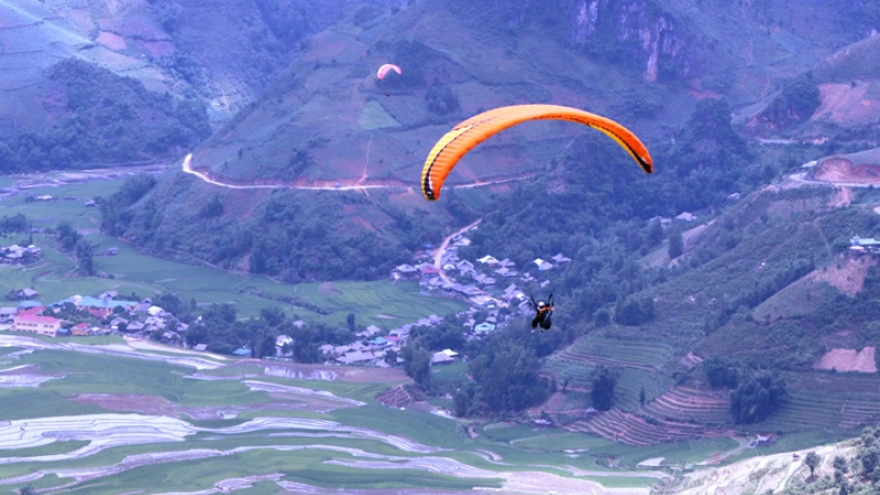 Paragliding festival kicks off to fanfare in Yen Bai