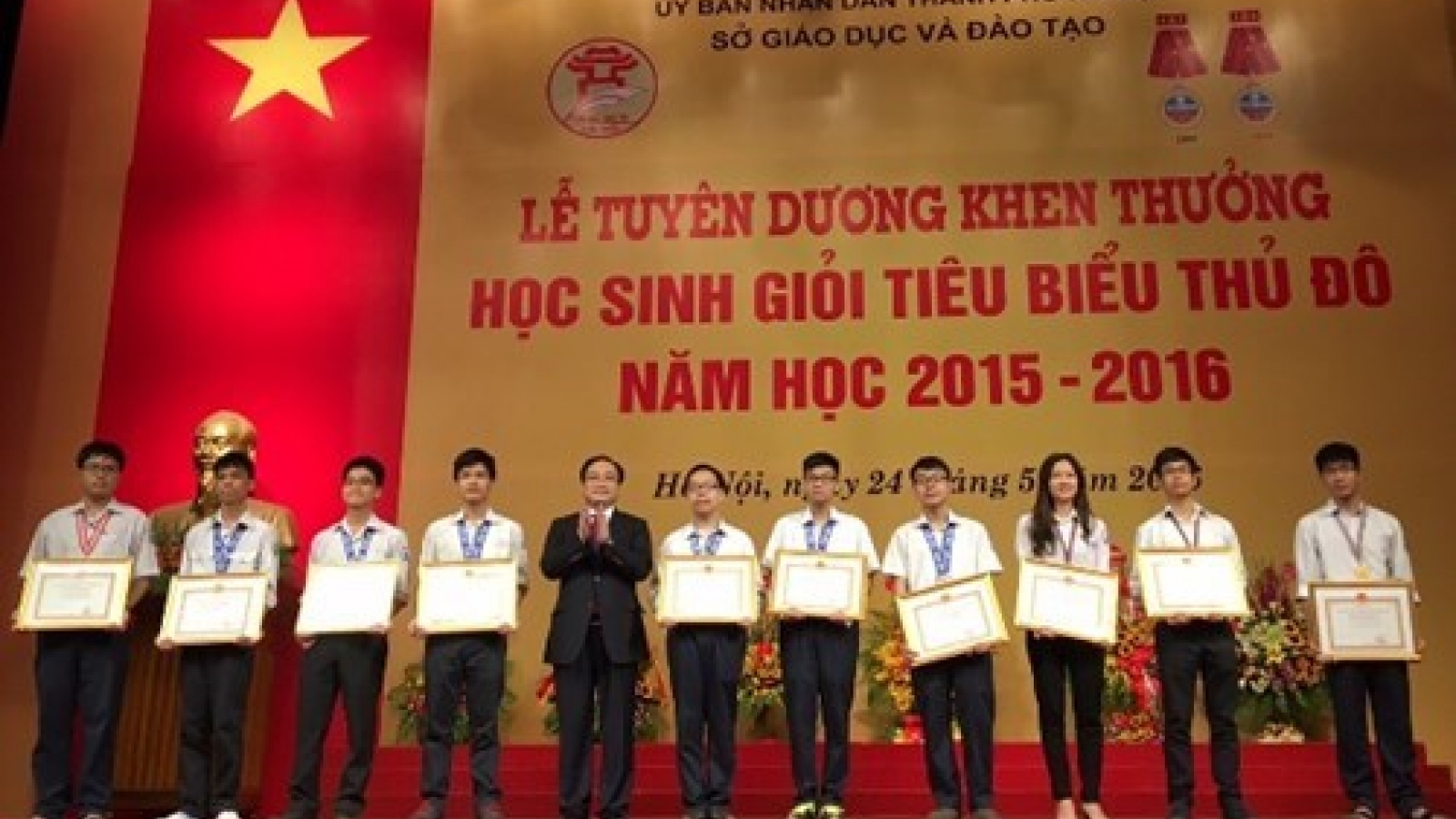 Hanoi honours over 1,100 outstanding students
