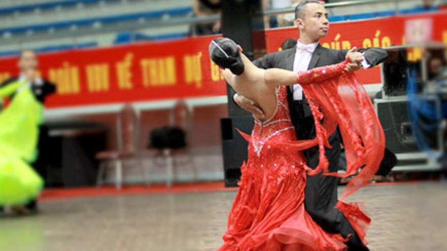 Dance sport contestants compete in Hanoi