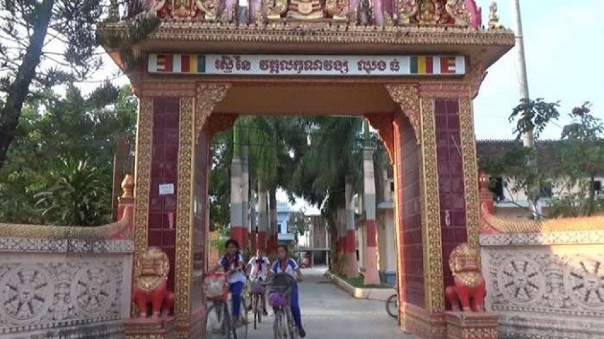Khmer pagoda helps disadvantaged children attend school
