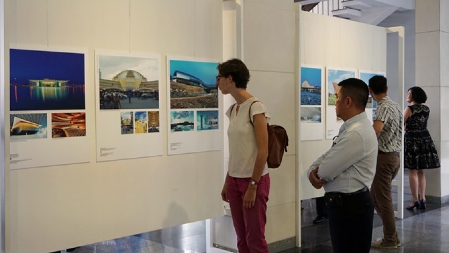 Seminar focuses on architecture and urban planning