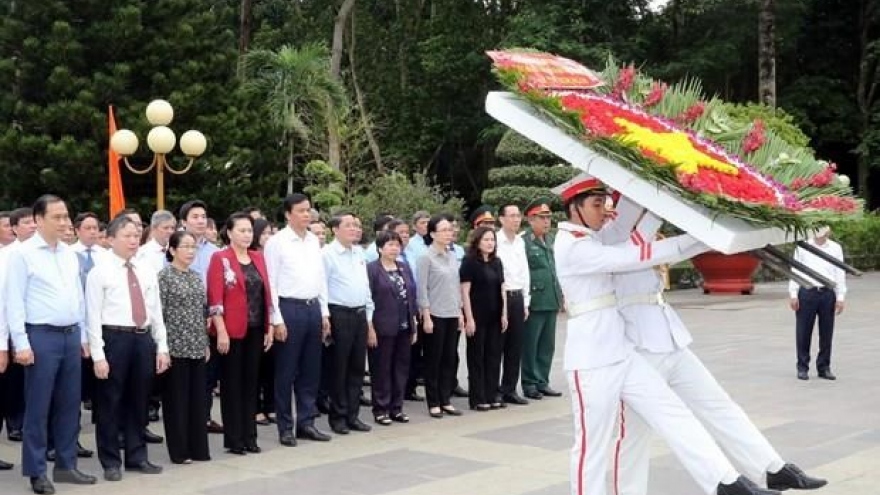 Top legislator pays tribute to fallen soldiers