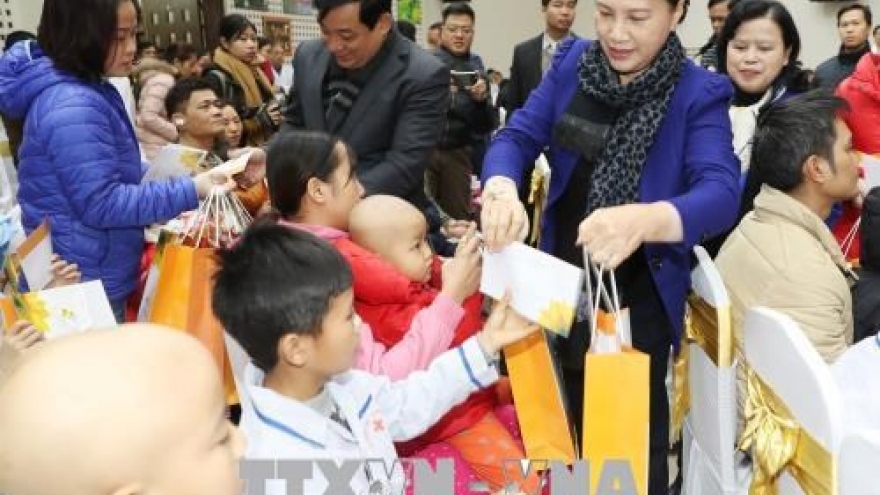 NA, VFF leaders present Tet gifts to needy people
