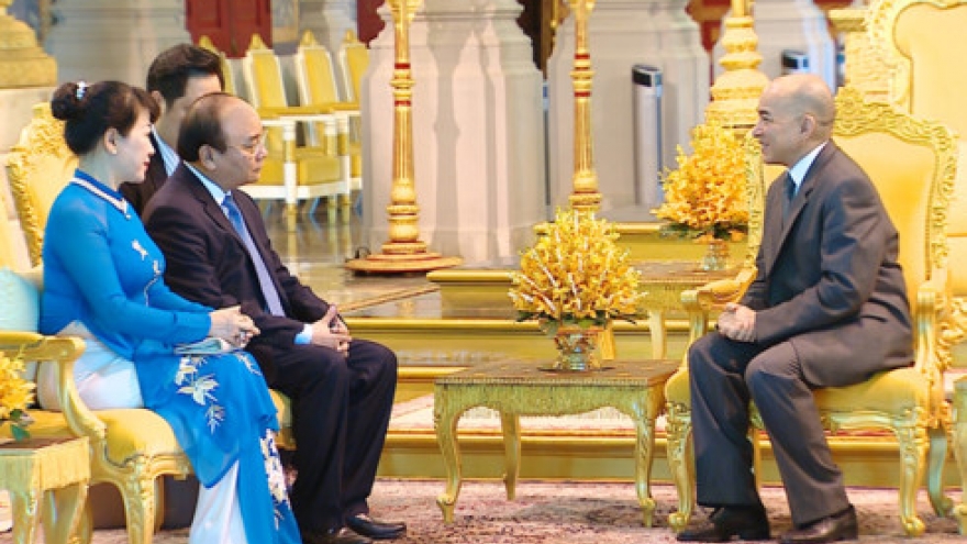 PM tightens amity with Cambodian royal family