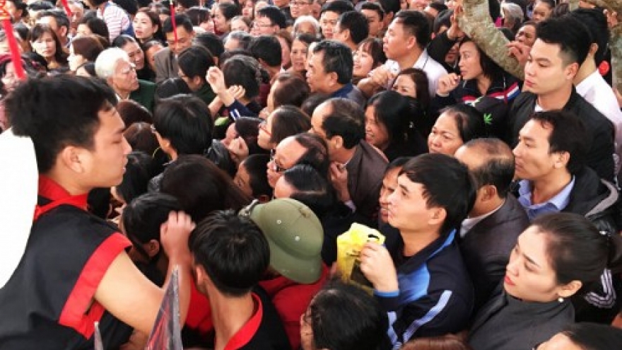 In Vietnam, people jostle in milling crowds to get ‘king seal’ for luck