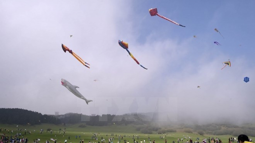 Flute kites: a centuries-old game for all ages