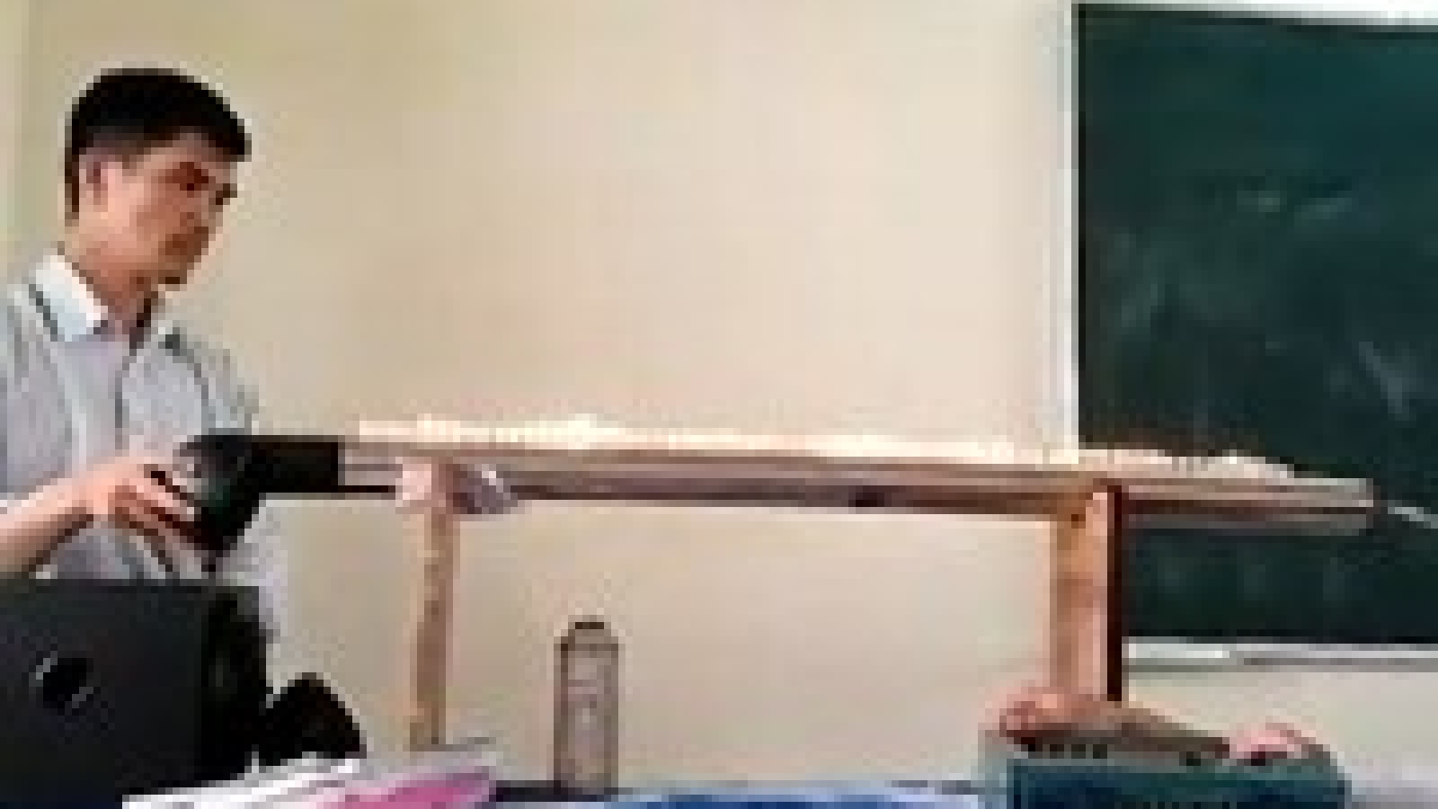 Teacher livens up ancient physics experiment with Korean music