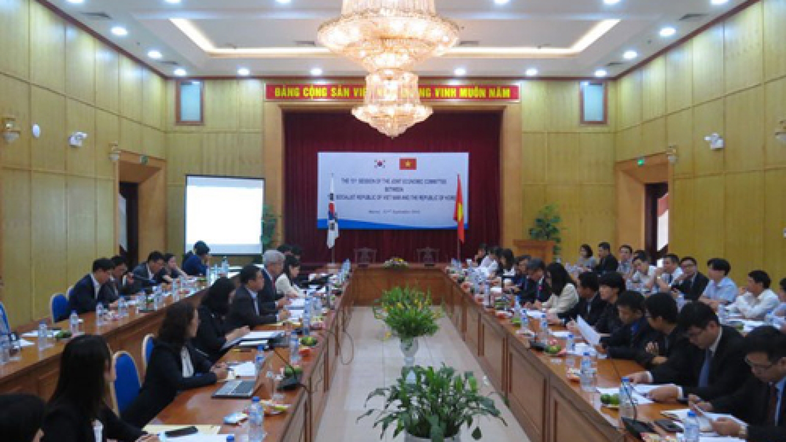 Vietnam, RoK review partnerships, look to spur economic relations