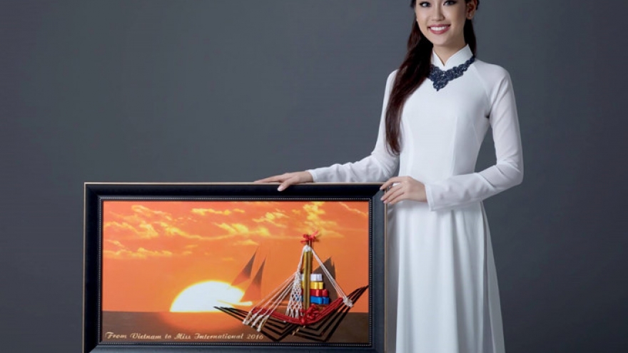 Phuong Linh brings unique gift to Miss International