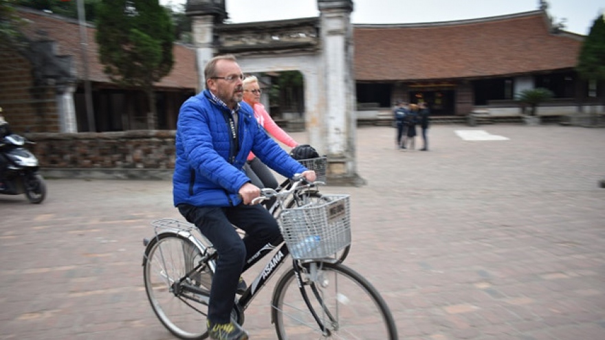 Duong Lam ancient village recalls the old days