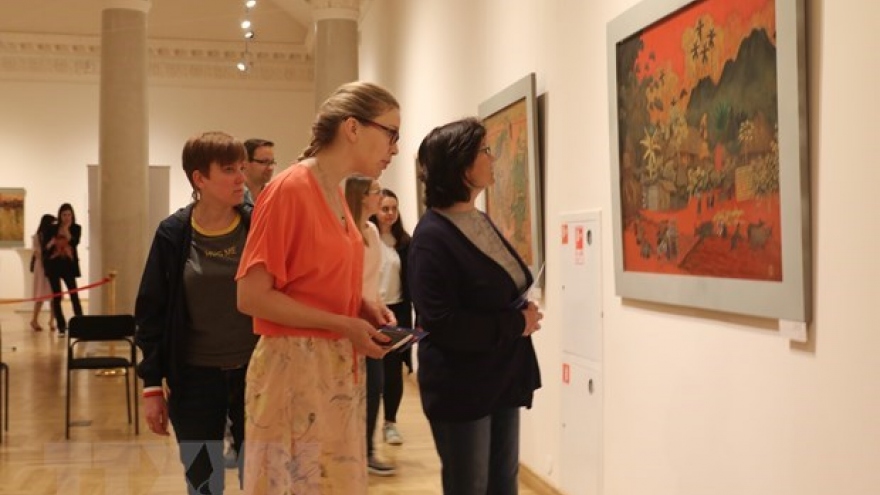 Vietnamese lacquer paintings introduced in Russia