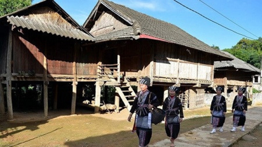 Exploring Lai Chau with community tours