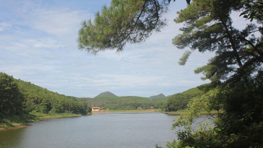 
        Cloud Lake, mountains give tourists feeling of floating on cloud nine
                              