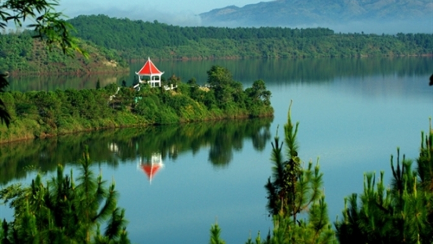 ’Lake as big as an ocean’ in Pleiku offers best of both worlds to visitors