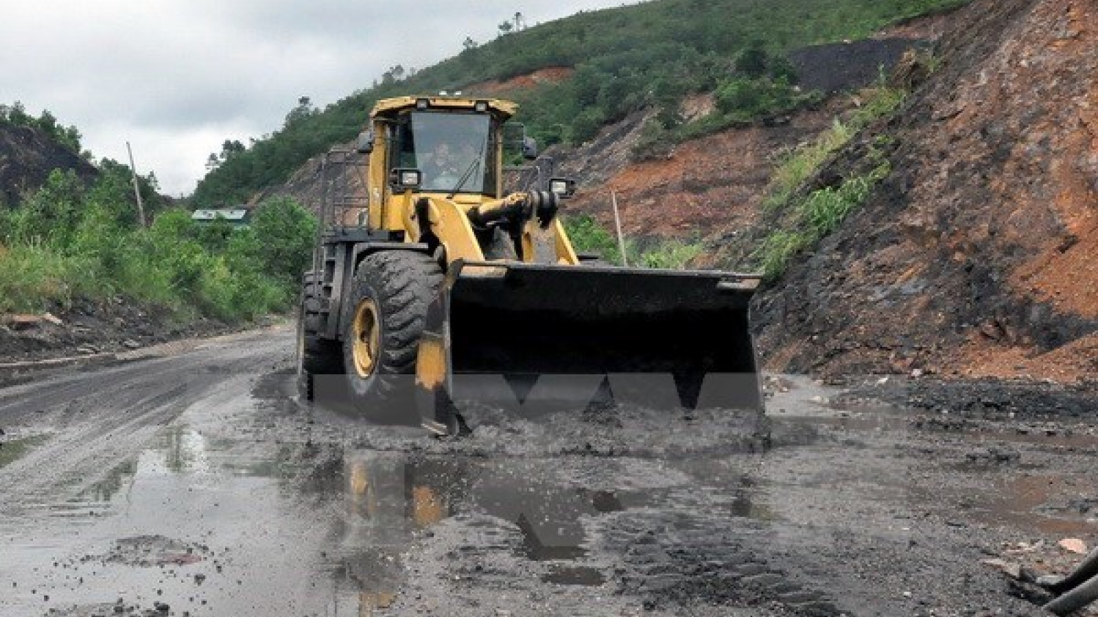 Quang Ninh to relocate people from landslide-prone areas in 2018
