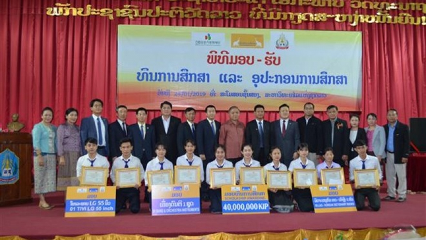 VN-Laos venture presents scholarships to Lao university’s students