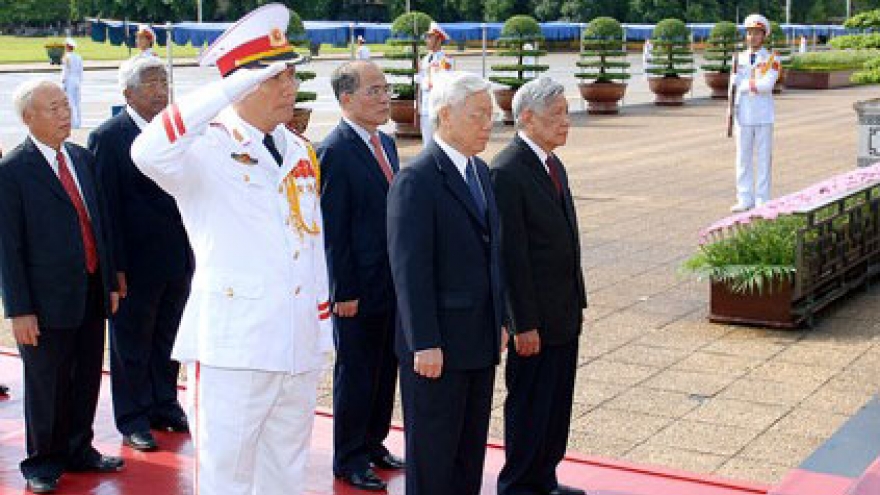 Senior leaders pay tribute to President Ho Chi Minh 