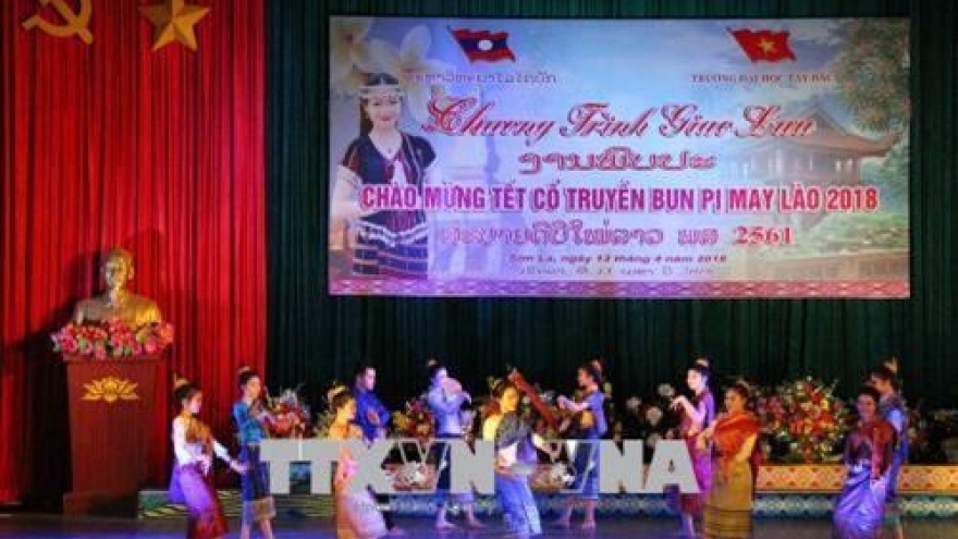 Lao students in Son La enjoy traditional Bunpimay Festival