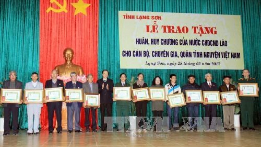 Lang Son: Volunteer experts honoured with Lao orders, medals