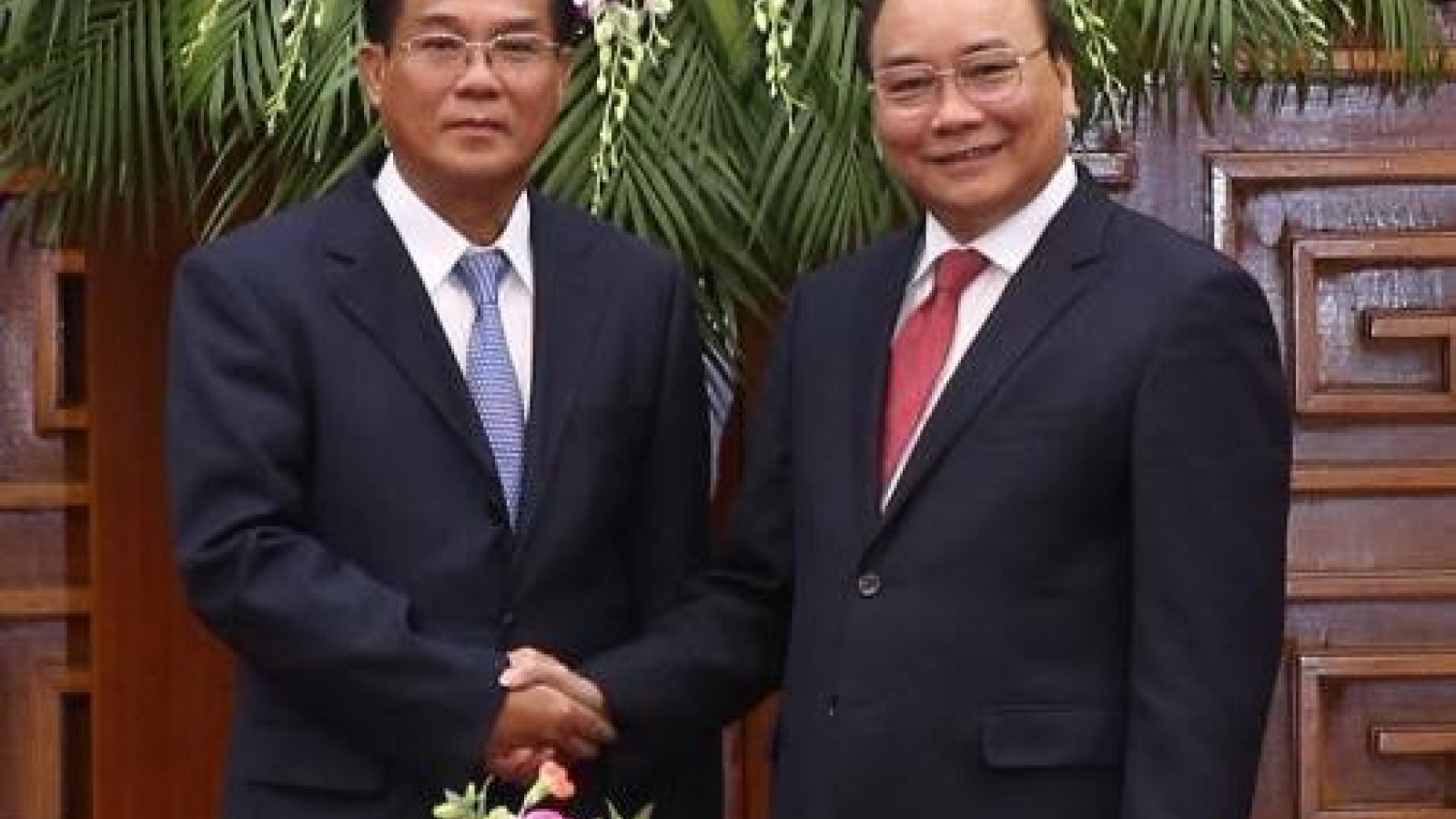 PM urges ministries of Vietnam, Laos to foster economic links