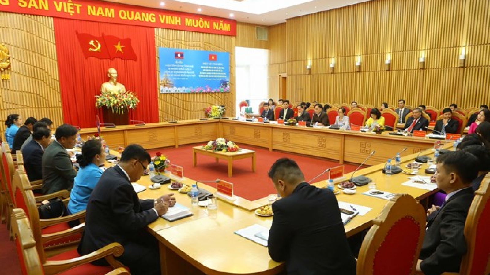 Vietnam, Laos ministries boost cooperation in youth, women, trade union affairs