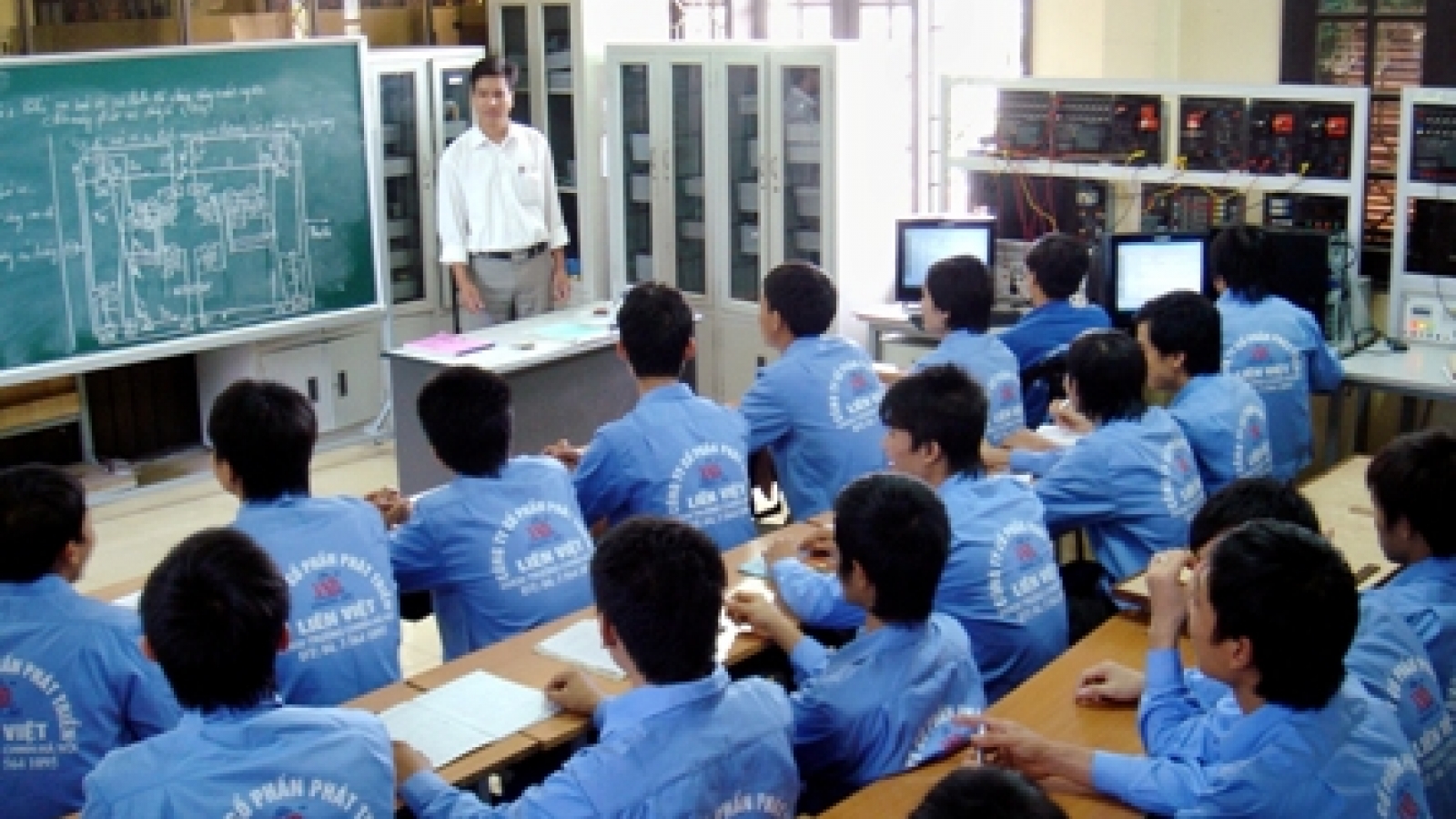 Manufacturing sector struggles to overcome skills gap