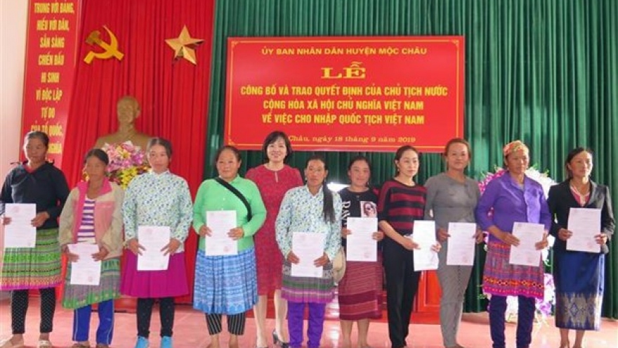 Lao nationals in Son La granted Vietnamese citizenship