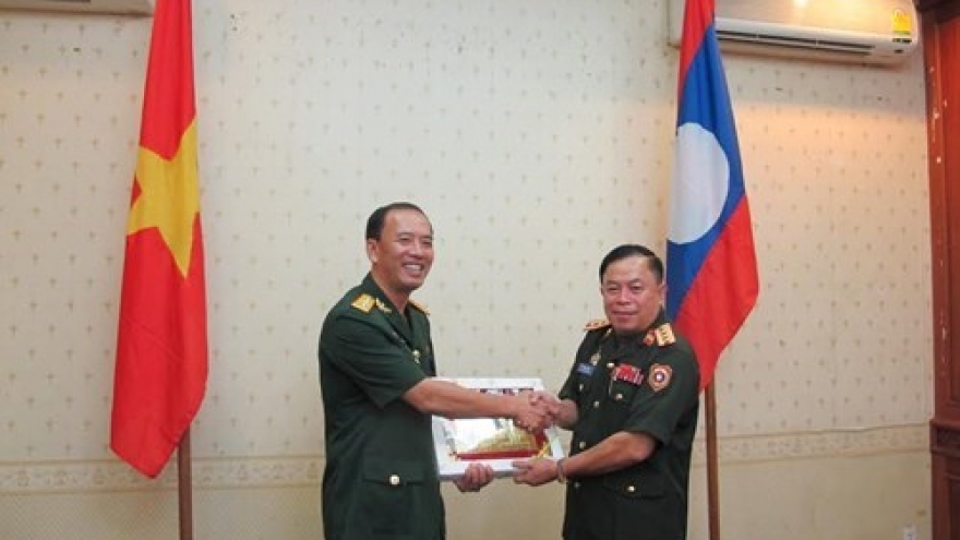 Young Vietnamese, Lao officers join exchange activities