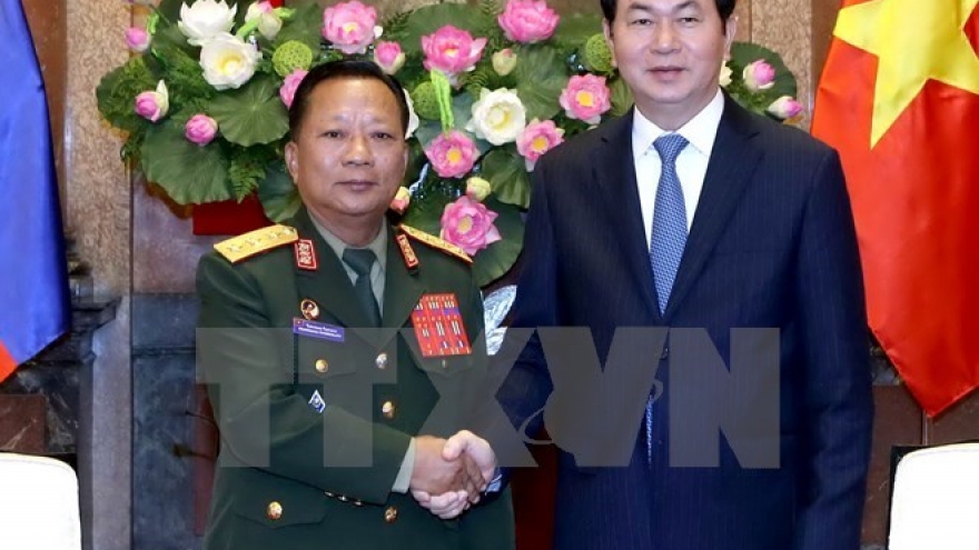 President urges Vietnamese, Lao armies to boost ties