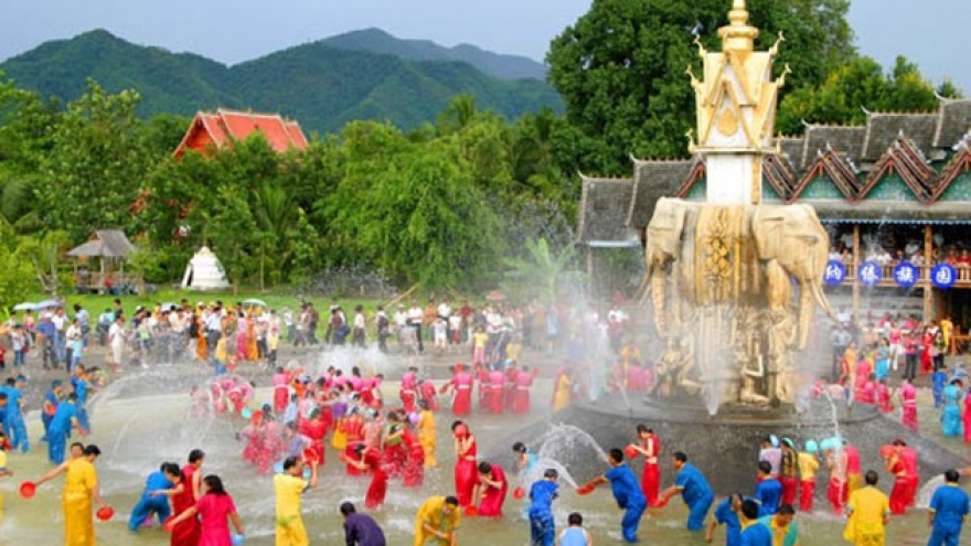 Vietnamese join Lao celebrating Bunpimay