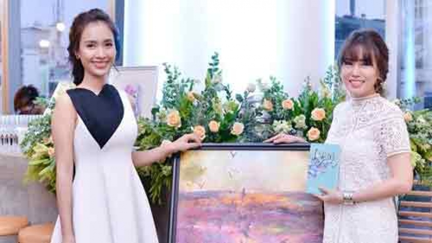 Vietnamese lawyer sells her paintings to raise money for charity