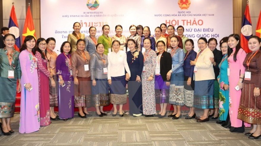 Vietnamese, Lao female lawmakers discuss role in NA’s activities